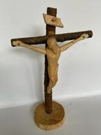 Zelfgemaakt houten kruisbeeld. Houtsnijwerk kruis met jezus., Ophalen, Gebruikt, Beeld(je), Christendom | Katholiek