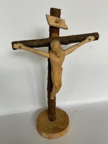 Zelfgemaakt houten kruisbeeld. Houtsnijwerk kruis met jezus. beschikbaar voor biedingen