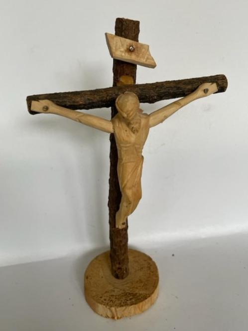 Zelfgemaakt houten kruisbeeld. Houtsnijwerk kruis met jezus., Verzamelen, Religie, Gebruikt, Christendom | Katholiek, Beeld(je)