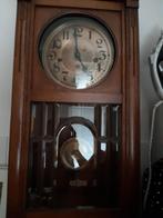 Antieke klok, slaat om het kwartier., Ophalen