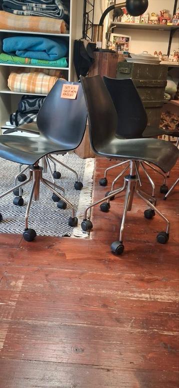 Set van 4 kartell stoelen. Draaibaar verstelbaar in hoogte beschikbaar voor biedingen