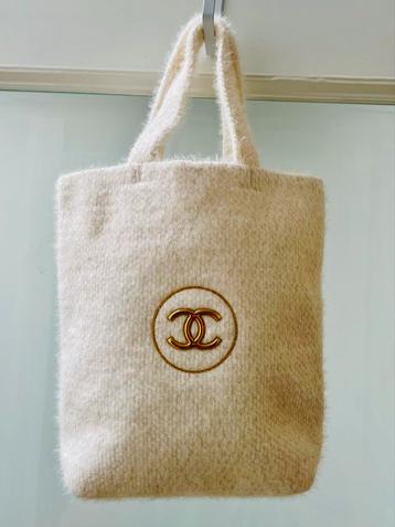 CHANEL Wit Tweed Beauty Tasje - Nieuwstaat beschikbaar voor biedingen