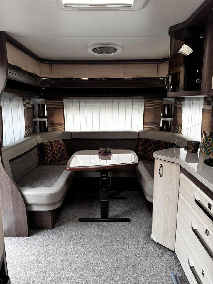 Caravan hobby prestige 720, Caravans en Kamperen, Caravans, Particulier, meer dan 6, 1500 - 2000 kg, Rondzit, Hobby, 2 aparte bedden