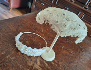 Antieke Set Haar/Bruidsvoille met Krans en Hoedenstandaard beschikbaar voor biedingen