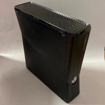 Te koop xbox360 met controllers en spellen. beschikbaar voor biedingen