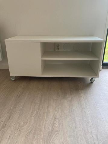 In nieuwstaat verkerende salontafel beschikbaar voor biedingen