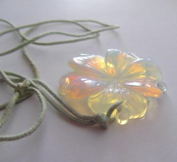 Prachtige grote Bloem Opalite Hanger aan een ketting beschikbaar voor biedingen