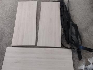 4 Mooie, white wash wandplanken met zwart leren plankdragers beschikbaar voor biedingen
