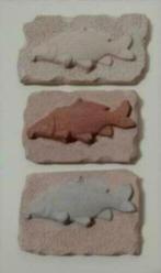 Provence muurtegel met ornament vis - poppenhuisminiatuuur, Ophalen, Nieuw, Decoratie