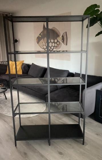Mooie in nette staat Vittsjo wandkast met glasplaten IKEA  beschikbaar voor biedingen