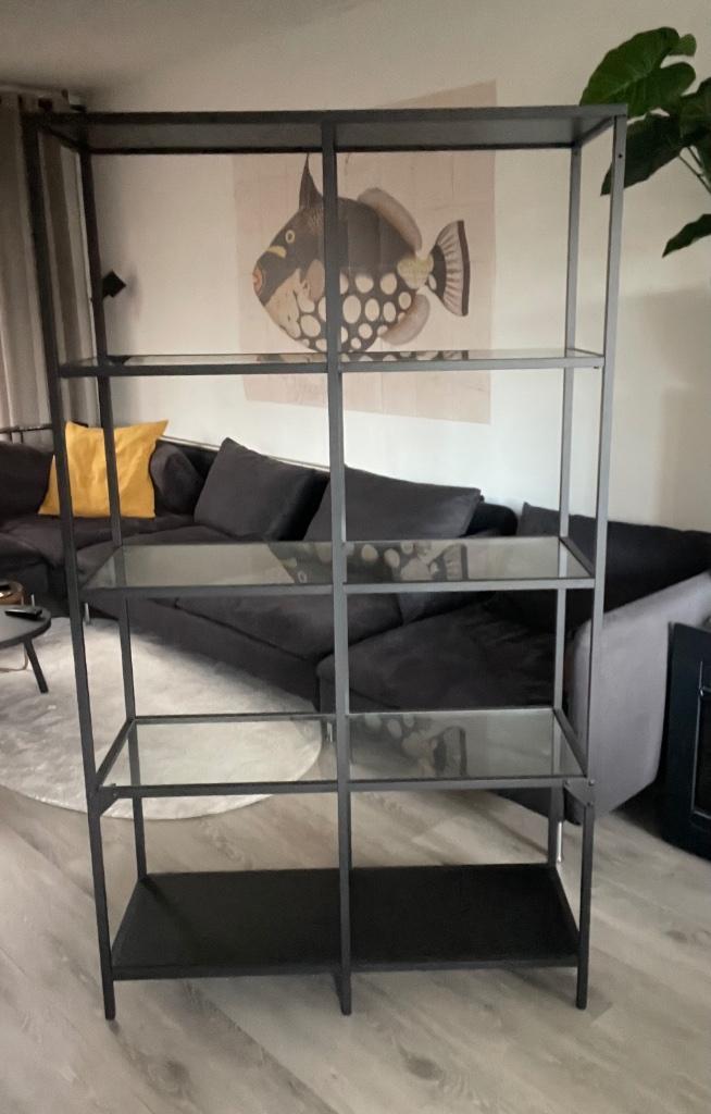 Mooie in nette staat Vittsjo wandkast met glasplaten IKEA, Huis en Inrichting, Kasten | Boekenkasten, Zo goed als nieuw, 50 tot 100 cm