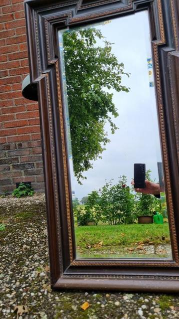 Spiegel met ouderwetse houten lijst beschikbaar voor biedingen