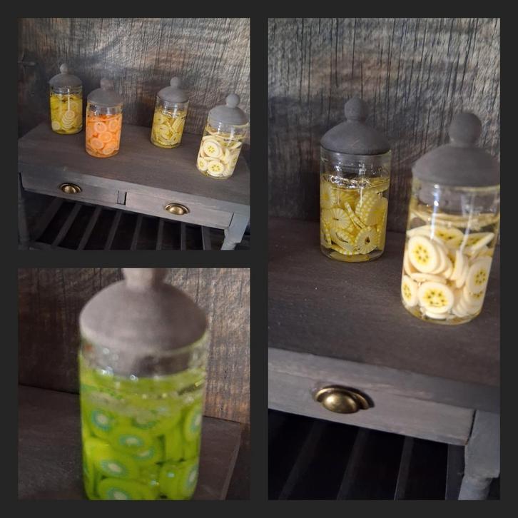 Fruit concerven in glazen pot miniatuur poppenhuis ️💛, Verzamelen, Poppenhuizen en Toebehoren, Nieuw, Poppenhuis, Ophalen of Verzenden
