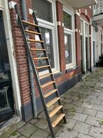Trap van staal en hout met wieltjes, Doe-het-zelf en Verbouw, Ladders en Trappen, Ophalen, Zo goed als nieuw, Trap, 2 tot 4 meter