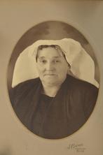 Foto oudere vrouw in rouwdracht jaren '20/'30, Verzamelen, Foto's en Prenten, Gebruikt, Foto, Klederdracht, Ophalen of Verzenden