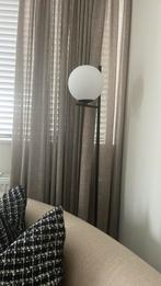 Vloerlamp met bol (Matte zwart - wit ), Huis en Inrichting, Lampen | Vloerlampen, Ophalen, Zo goed als nieuw, Glas, 150 tot 200 cm