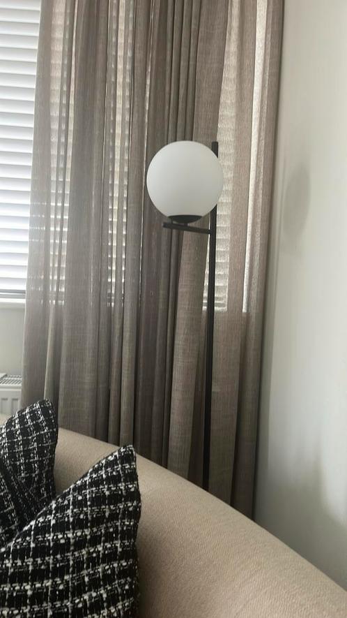 Vloerlamp met bol (Matte zwart - wit ), Huis en Inrichting, Lampen | Vloerlampen, Zo goed als nieuw, 150 tot 200 cm, Glas, Metaal