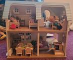 leuke sylvanian families huis met accessoires en poppetjes, Ophalen of Verzenden, Zo goed als nieuw