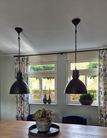 Industriële Zwarte Fabriekslamp beschikbaar voor biedingen