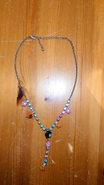 Ketting met roosjes en strass steentjes beschikbaar voor biedingen