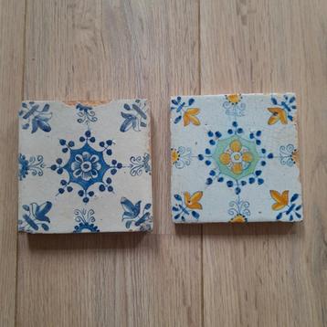 Twee antieke tegels. Haarlemmers beschikbaar voor biedingen