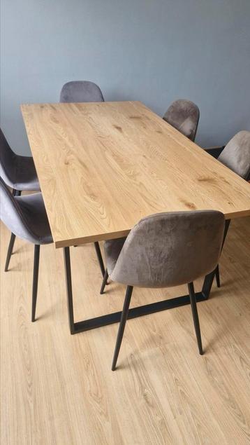 Eettafel  beschikbaar voor biedingen