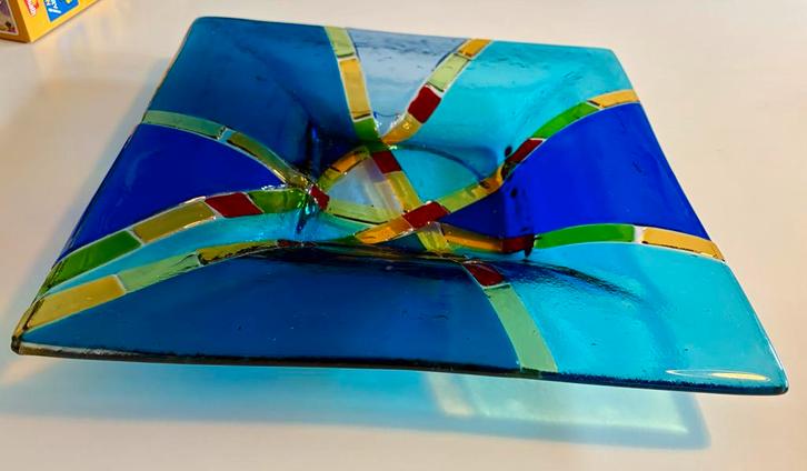 Glazen Schaal - Blauw, Geel, Rood, Groen - 37x37cm, Antiek en Kunst, Antiek | Glas en Kristal, Ophalen of Verzenden