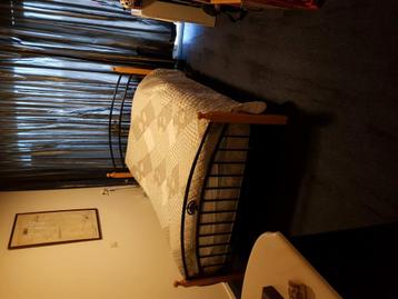 Bed hout met metaal beschikbaar voor biedingen