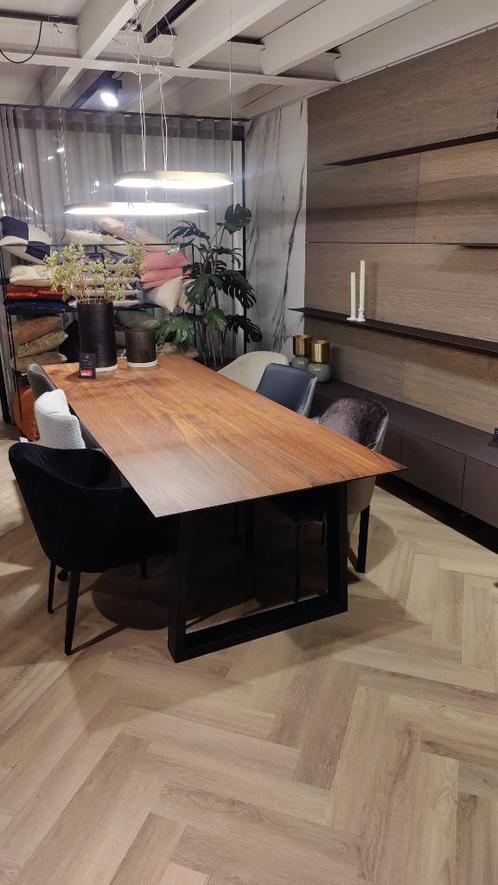 Eettafel massief noten met verjongde rand, Huis en Inrichting, Tafels | Kaptafels, Zo goed als nieuw, Minder dan 100 cm, 50 tot 100 cm