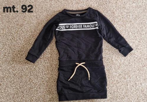 92 Zgan zwart jurkje met tekst Forever Famous, Kinderen en Baby's, Kinderkleding | Maat 92, Zo goed als nieuw, Meisje, Jurk of Rok