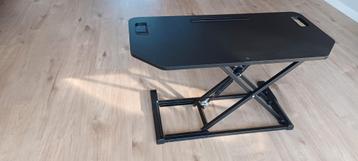 Sta bureau voor op bureau beschikbaar voor biedingen