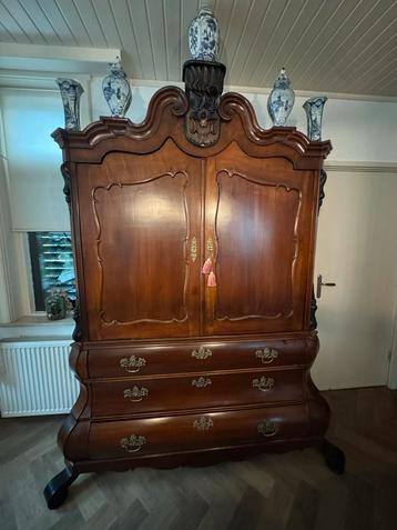 Antieke Hollandse Kast beschikbaar voor biedingen