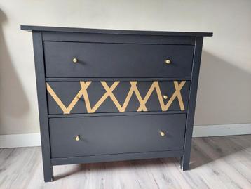 Zwart met goude commode beschikbaar voor biedingen