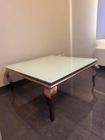 Glazen salontafel met rosékleurige poten beschikbaar voor biedingen