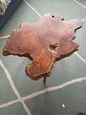 Boomstam tafeltje beschikbaar voor biedingen