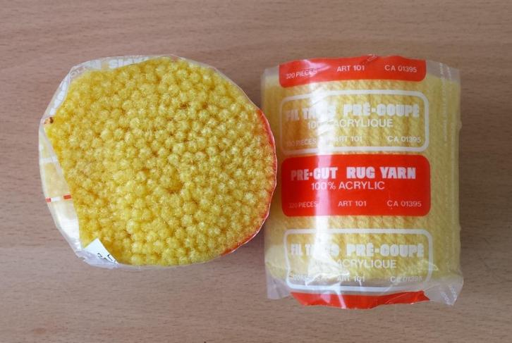 Cupjes Acryl Tapijt Garen - kleur 653 - geel - 5 stuks, Hobby en Vrije tijd, Borduren en Borduurmachines, Nieuw, Borduurgaren of Zijde