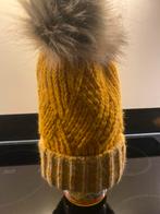 Gele muts met pompon - One size, Kleding | Dames, Hoeden en Petten, Ophalen of Verzenden, Zo goed als nieuw, One size fits all