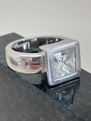 Zinzi ring beschikbaar voor biedingen