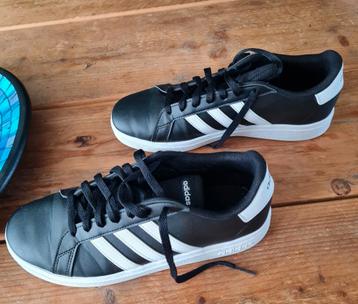 Leuke Adidas gympen! Doe n leuk bod en ze zijn van jou! beschikbaar voor biedingen