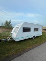 Caravan Eifelland E500 met stapelbed en vastbed 5.60 meter, Caravans en Kamperen, Caravans, Particulier, Treinzit, Koelkast