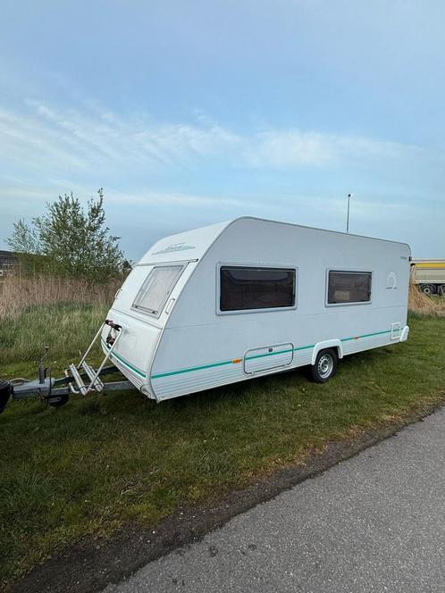 Caravan Eifelland E500 met stapelbed en vastbed 5.60 meter, Caravans en Kamperen, Caravans, Particulier, Treinzit, Koelkast, Ophalen of Verzenden