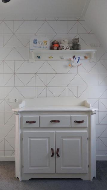 Baybykamer compleet met ledikant, kast, commode en wandplank beschikbaar voor biedingen