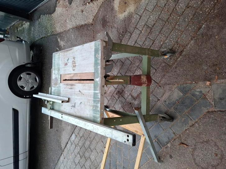 Bouwzaag tafel 220v, Doe-het-zelf en Verbouw, Gereedschap | Zaagmachines, Gebruikt, Cirkelzaag, 1200 watt of meer, 70 mm of meer