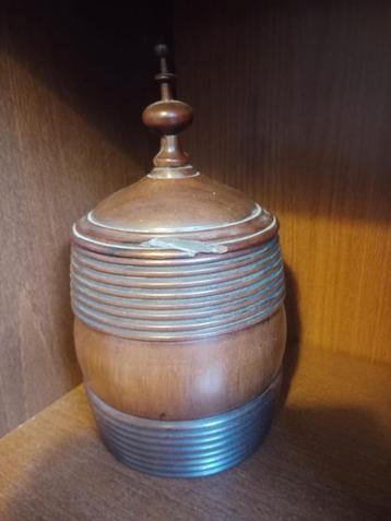 Antieke houten pot met deksel beschikbaar voor biedingen