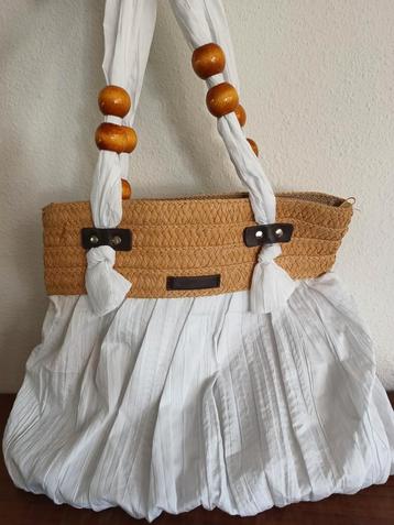 Hand tas wit met houten kralen en riet beschikbaar voor biedingen