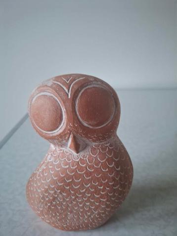 Uilenbeeldje van terracotta of klei beschikbaar voor biedingen