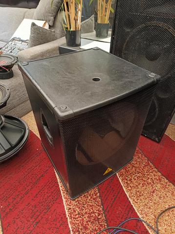Lege 18 inch sub 1 x Behringer Eurolive B1800 Pro met filter beschikbaar voor biedingen