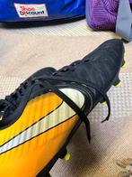 Nike Voetbalschoenen 40,5 + Scheenbeschermers, Sport en Fitness, Voetbal, Maat XS of kleiner, Ophalen, Gebruikt, Schoenen