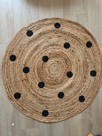 Rond kleed jute met zwarte grote stippen beschikbaar voor biedingen