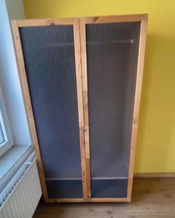 houten kleding kast 